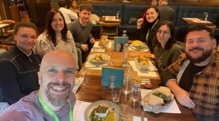 Costruire Legami Durante il Pranzo - Il Team di Cork in Azione!